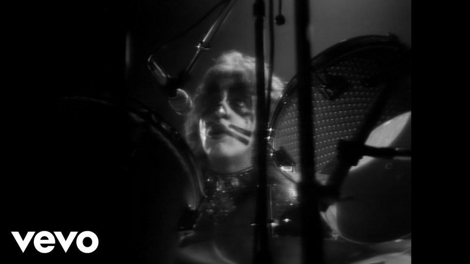 Kiss – Hard Luck Woman, still from the video